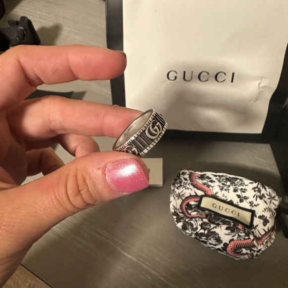 Gucci Ring size 17/ size 8 amazing condition - Picture 3 of 9